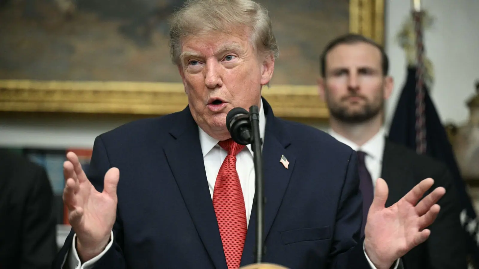 Trump bemoans Fed interest rate policy, says U.S. should be paying much less