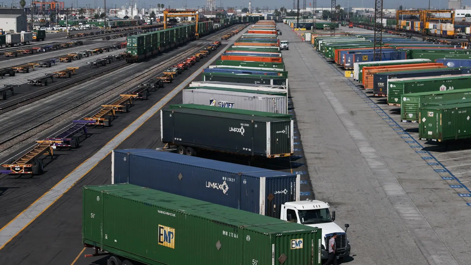 'Science fiction': Transport companies — the backbone of economy — are sounding alarm on fuel prices