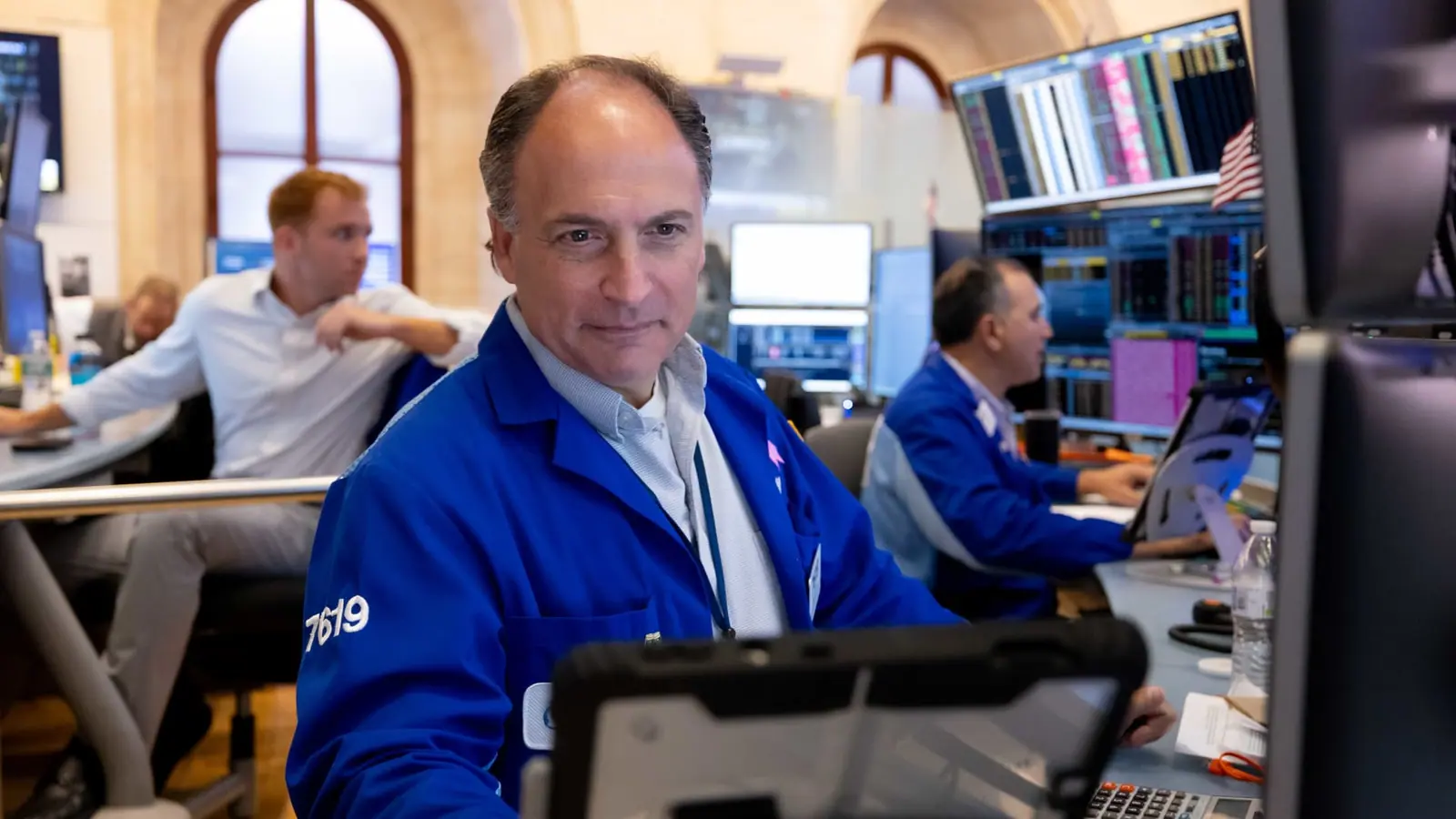 Dow jumps more than 470 points Friday; stocks notch winning week despite Treasury yield surge