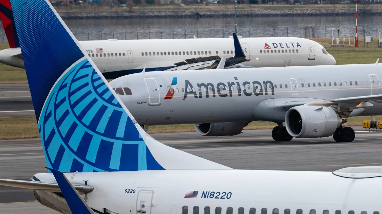 Nor'easter delays hundreds of flights, airlines waive change fees