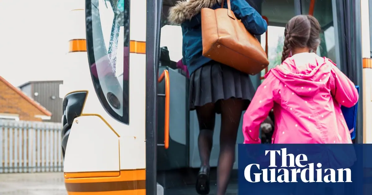 Schoolchildren without smartphones penalised with higher bus fares