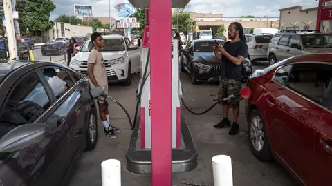 U.S. finalizes new lower fuel economy standards in boost for gas-powered vehicles