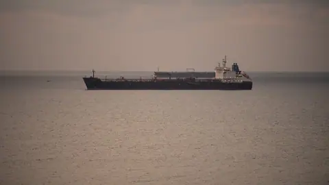 Oil extends gains as Middle East supply concerns persist