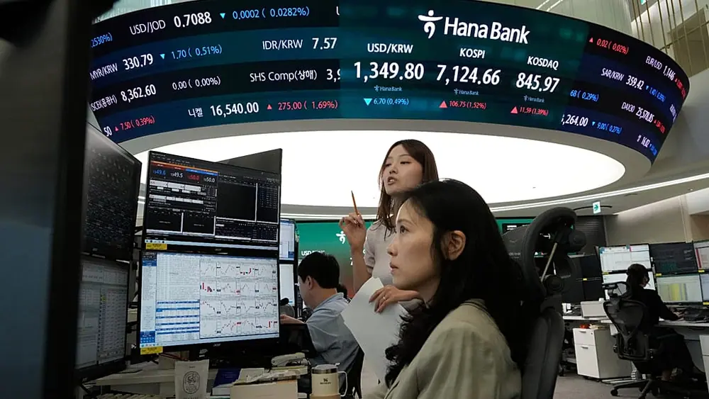 File - Currency traders watch monitors at the foreign exchange dealing room of the Hana Bank headquarters in Seoul, South Korea, Wednesday, 23 Sept. 2026.