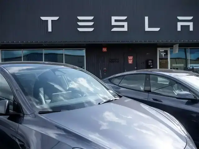 Tesla shares drop as market sentiment weakens