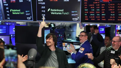 Robinhood adds AI agents, perps and weekend trading in push to win active traders
