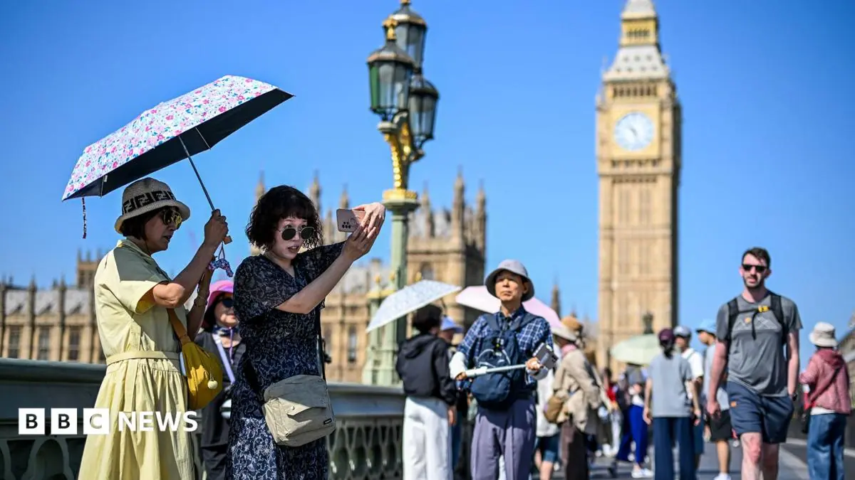 Labour mayors in England vow to cap tourist tax at 5%
