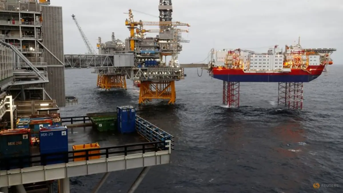 Oil price drops more than 2% on talks over diesel, crude stock releases