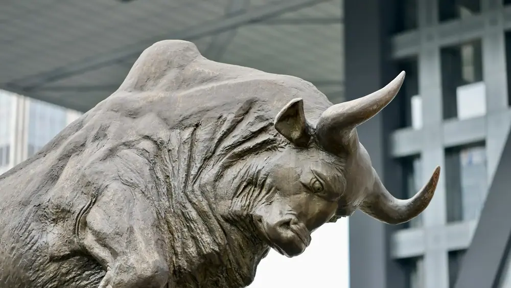 bull, horns statue. (DL314 Lin/Unsplash+)