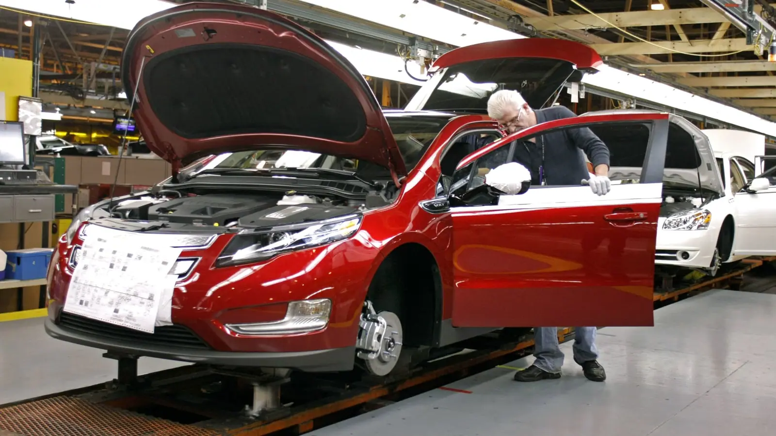 GM says hybrid vehicles are coming: 'We're not tone deaf to our customers'