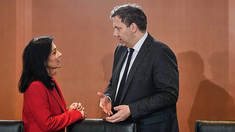 Finance Minister Klingbeil and Economics Minister Reiche at odds: Will the coalition succeed in easing the burden on citizens or will it collapse?