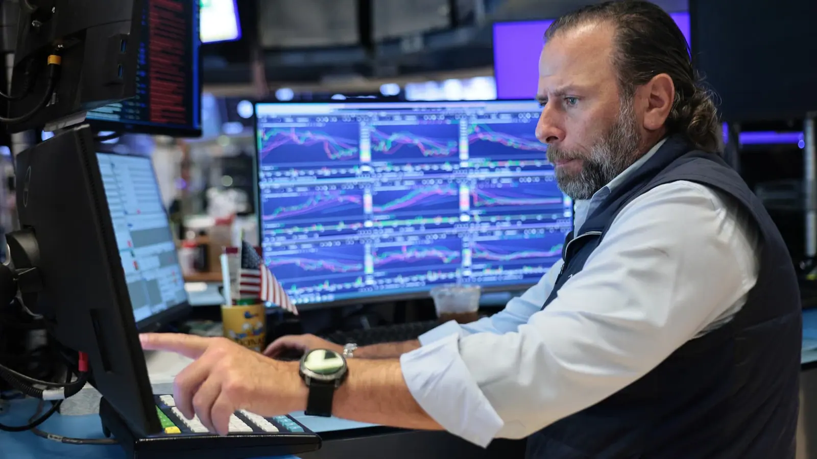 10-year Treasury yield backs off from 24-year high after solid bond auction eases demand fears