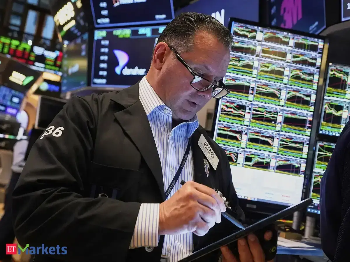 US stocks: S&P 500, Nasdaq end lower as crude prices jump, chip stocks weigh