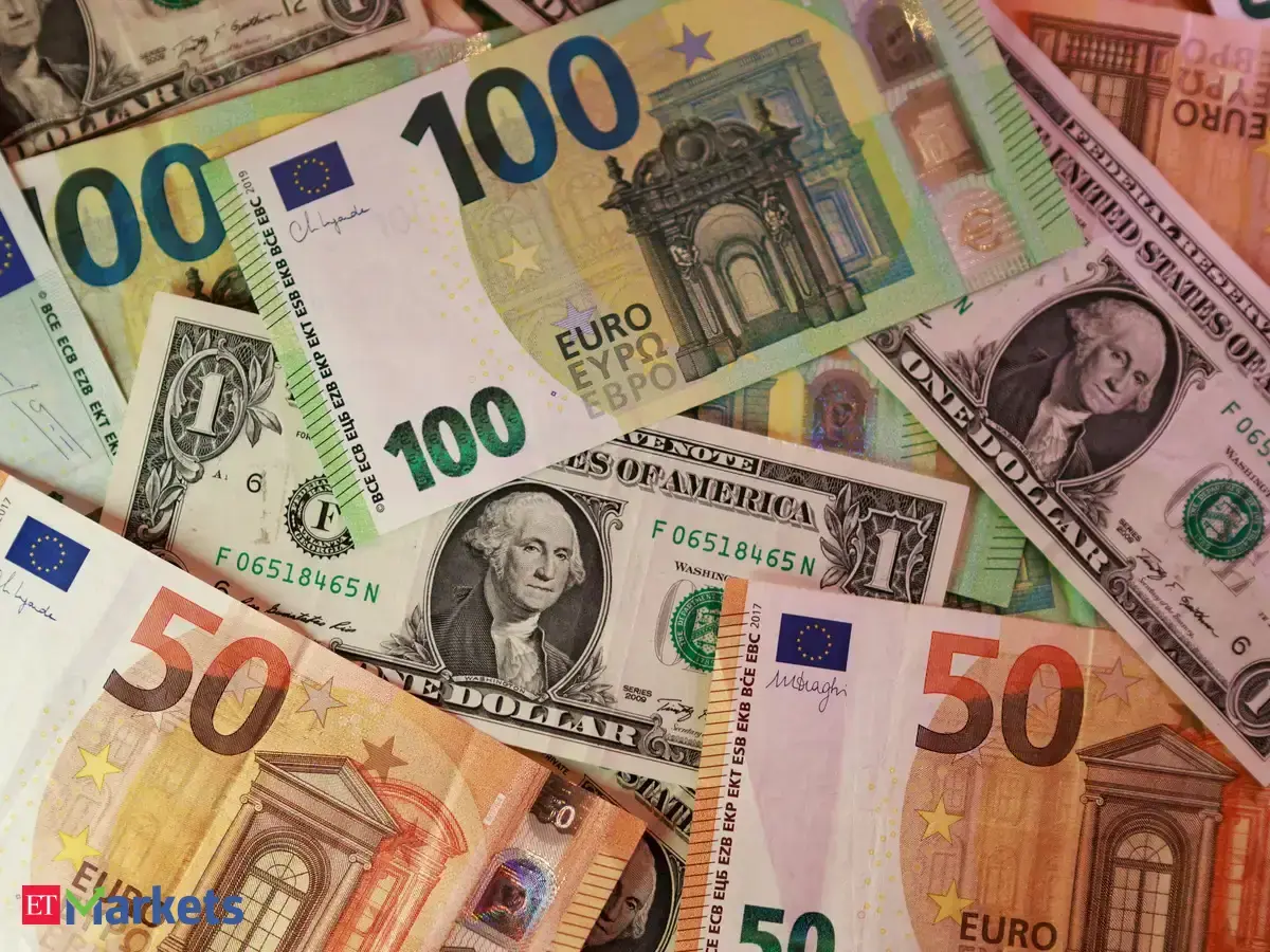 Euro falls, set for fifth straight weekly drop as oil prices rise