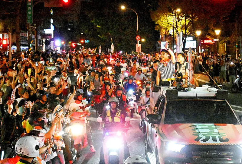 Shen holds first campaign motorcade; Chiang urges debate coordination