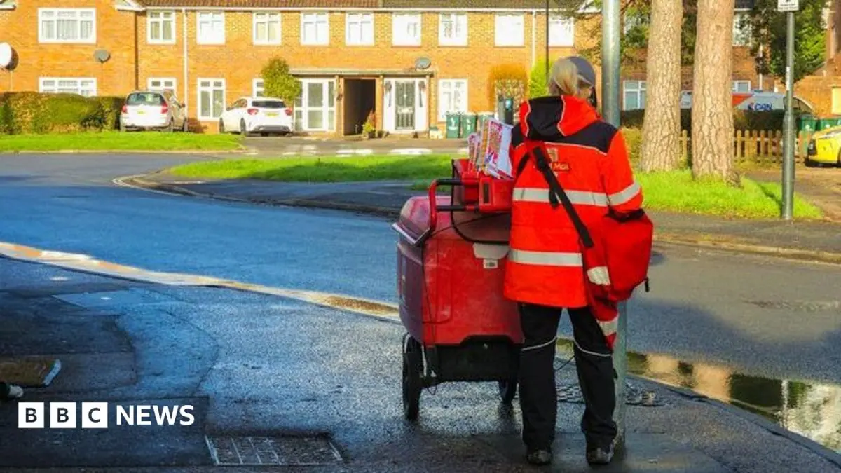 Hundreds of Royal Mail staff quitting each week under new efficiency plans