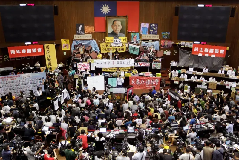 2014年4月5日，台灣台北，示威者在台灣立法院內舉行「公民議會」，抗議備受爭議的兩岸服務貿易協議。數百名示威者自3月18日起佔領立法院。