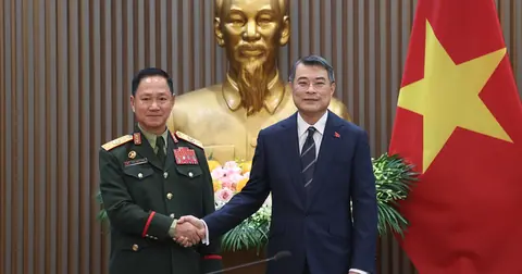 Prime Minister highlights defense cooperation as key pillar of Viet Nam–Laos ties