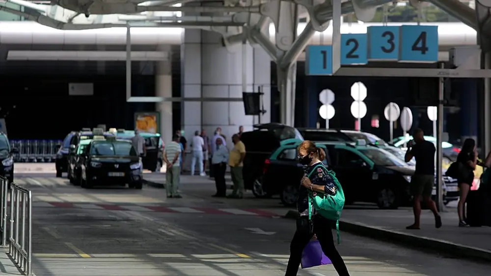The PSP carried out an inspection operation at the taxi rank at Lisbon airport on Tuesday