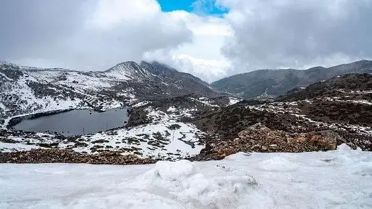 2026年4月17日，在印度錫金邦帕達姆欽（Phadamchen）前往納圖拉山口 （Nathu La Pass）的途中，喜馬拉雅山脈白雪皚皚的山頂上，融雪匯聚成臨時水庫。