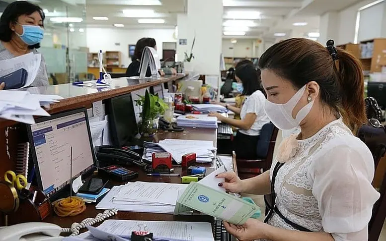 Có được hưởng đồng thời chế độ ốm đau và tai nạn lao động?
