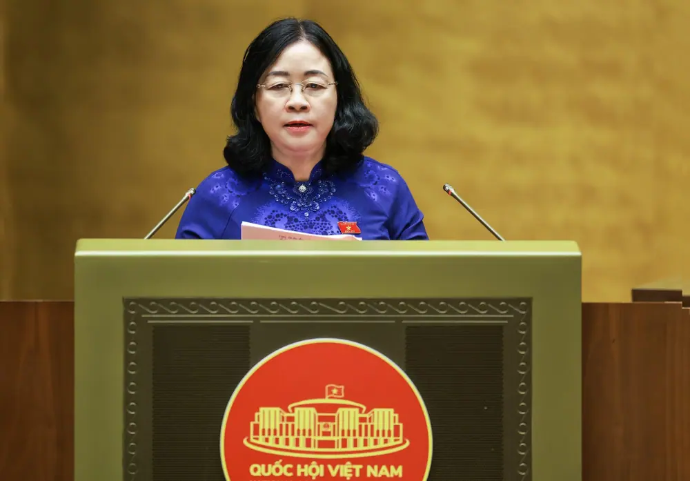 Chủ tịch Ủy ban Trung ương MTTQ Việt Nam Bùi Thị Minh Hoài trình bày báo cáo.