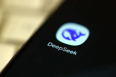 DeepSeek 新模型上线，价格更低能力更强；传华为将推新品牌「星芒」主打性价比；天文学家发现第一颗绿色恒星｜极客早知道