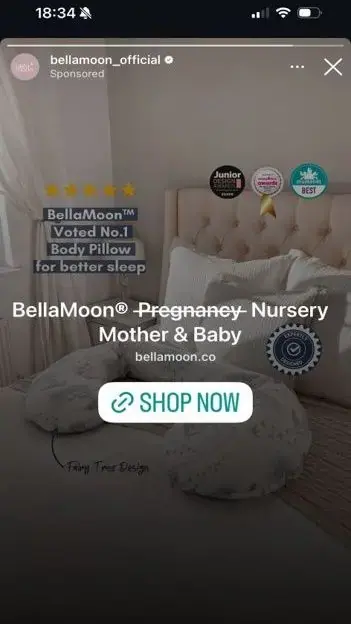 Instagram上的一則廣告截圖，顯示床上放著一個抱枕，上面寫著「Bella Moon 孕婦托兒所 母嬰用品」，其中「懷孕」一詞被劃掉了。