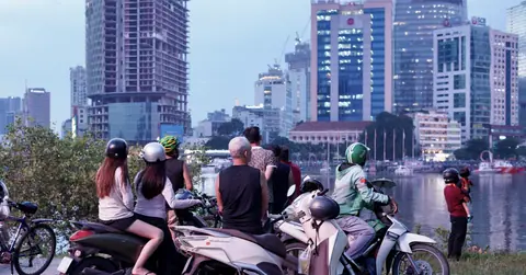 Người dân TPHCM đổ về Bến Bạch Đằng, trầm trồ trước cảnh tượng chưa từng thấy