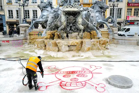 Ministry keeps France travel risk low, but advises against attending protests