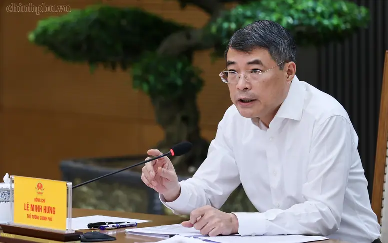 Thủ tướng: Kiểm soát chặt chẽ giá thành từ gốc với thuốc, thiết bị y tế; cương quyết loại bỏ mọi chi phí trung gian