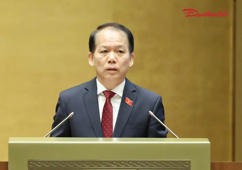 Bộ trưởng Bộ Tư pháp Hoàng Thanh Tùng trình bày tờ trình. Ảnh: Quang Vinh