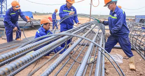 Giá nhân công xây dựng chạm mức 1 triệu đồng/công, doanh nghiệp chấp nhận trả lương trước 3 tháng để giữ người
