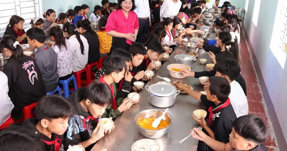 Đề xuất bổ sung chính sách ăn trưa, tăng cơ hội tiếp cận hỗ trợ cho học sinh vùng khó khăn
