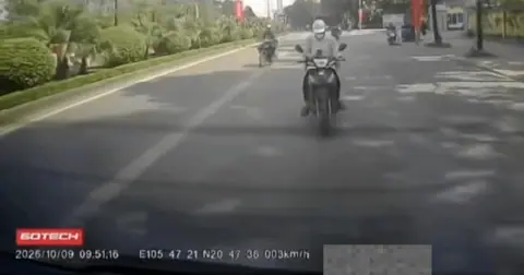 Lái xe máy 'cắm mặt' vào điện thoại, tài xế bị phạt đến 14 triệu đồng