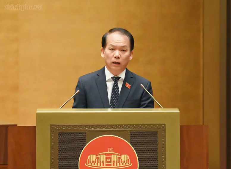 Bộ trưởng Bộ Tư pháp Hoàng Thanh Tùng trình bày Tờ trình về hai dự án Luật - Ảnh: chinhphu.vn/Nhật Bắc
