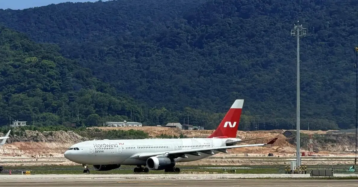 Sân bay Phú Quốc vừa ghi nhận một máy bay thân rộng khác lạ hạ cánh, phun vòi rồng cho sự kiện đặc biệt sau 12 năm