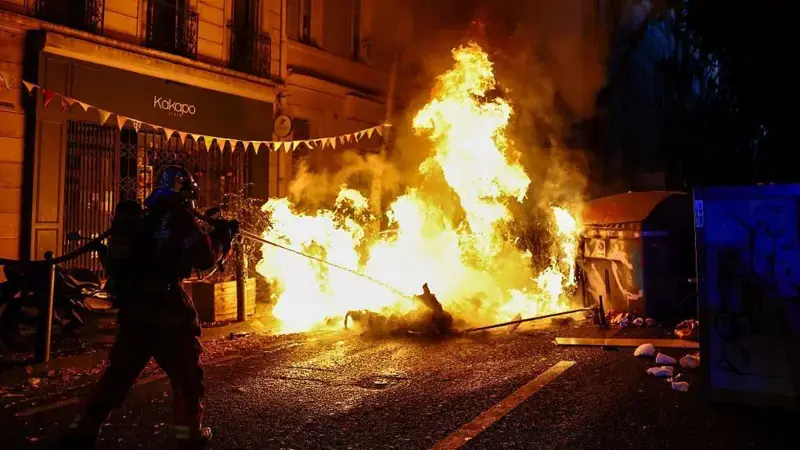法國南部城市馬賽，一處臨時搭建的街頭路障正在燃燒。照片拍攝於2026年10月24日。