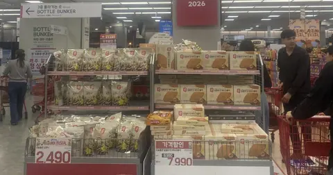 Bất ngờ phát hiện quầy hàng Việt giữa Lotte Mall lớn nhất Hàn Quốc