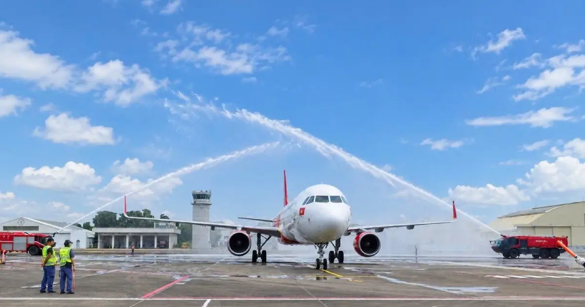 Đúng 25/10, một máy bay của Vietjet được chào đón bằng nghi thức phun vòi rồng tại sân bay Đài Nam (Đài Loan, Trung Quốc)