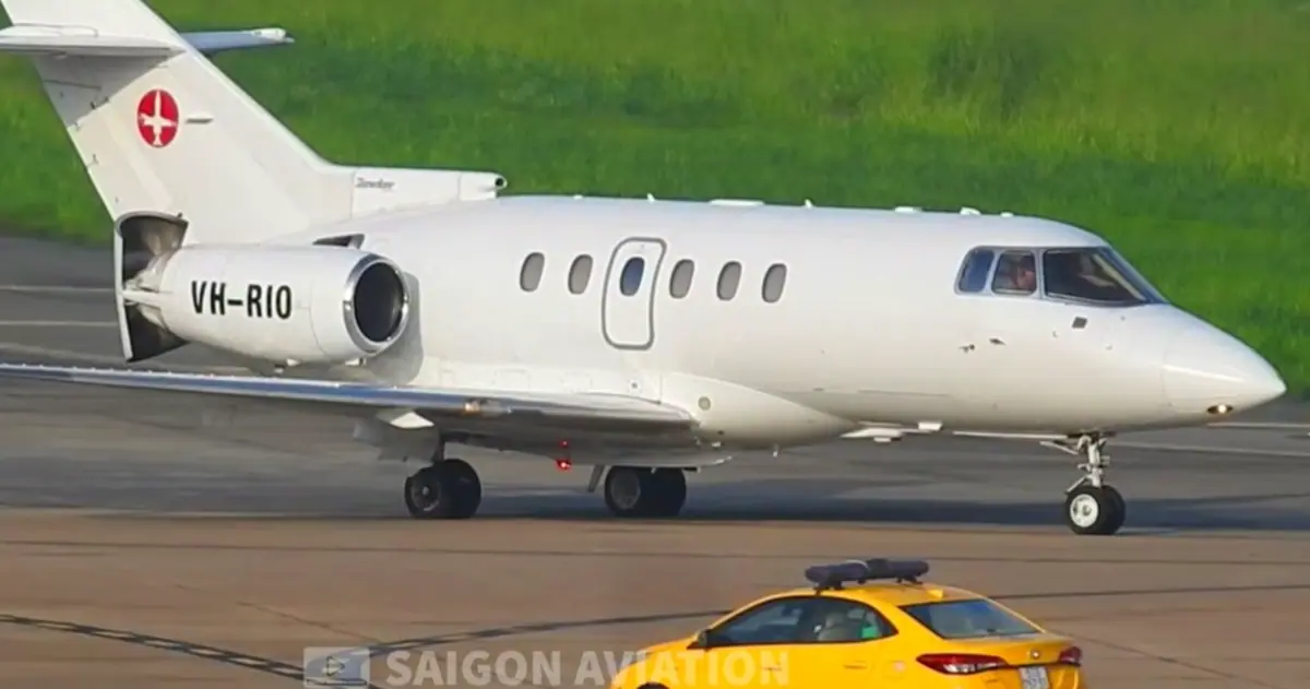 Máy bay tí hon dài 16m, tốc độ 828 km/h xuất hiện tại TP.HCM: Không chở khách thường, bên trong là nơi giành giật sự sống