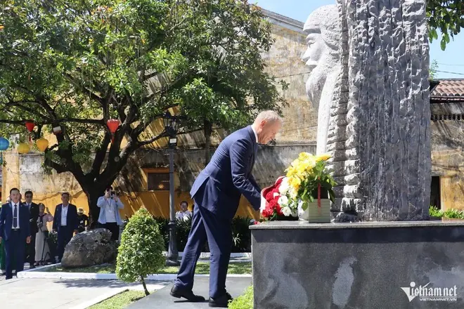 Polish Prime Minister Donald Tusk arrives in Ha Noi for summit meeting with Vietnamese counterpart- Ảnh 3.