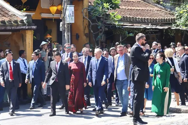 Polish Prime Minister Donald Tusk arrives in Ha Noi for summit meeting with Vietnamese counterpart- Ảnh 2.