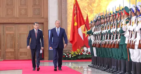 Polish Prime Minister Donald Tusk accorded official wecome ceremony in Ha Noi