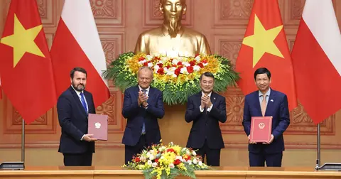 Prime Minister Le Minh Hung holds summit meeting with Polish counterpart Donald Tusk