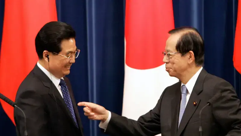 福田康夫（右）與胡錦濤（左）在東京聯合會見記者，兩人有說有笑（7/5/2008）