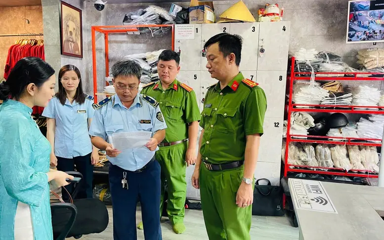 Hà Nội: Phát hiện hàng nghìn chai sữa tắm nghi giả mạo nhãn hiệu - Ảnh 2.