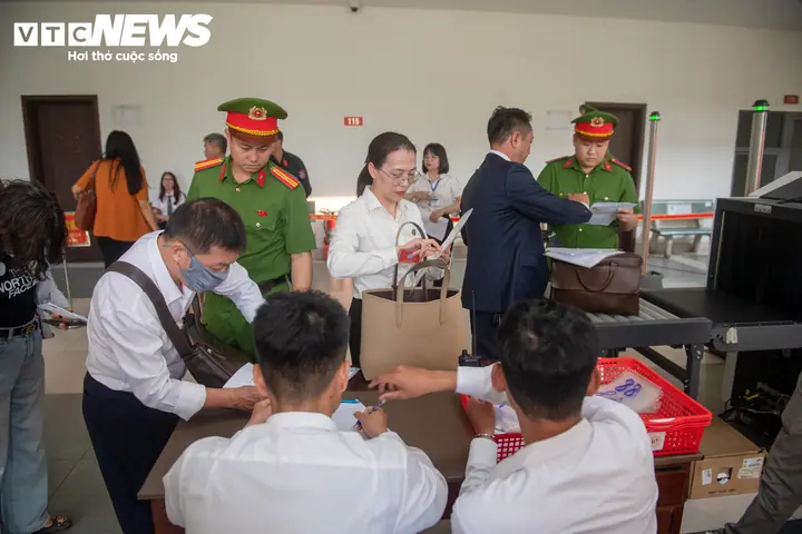 Luật sư và bị hại làm thủ tục kiểm tra an ninh trước khi vào phiên toà.