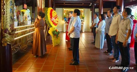 Đến tỉnh duy nhất của Việt Nam có 3 mặt giáp biển, bà Thái Hương dâng hoa tại một công trình đặc biệt