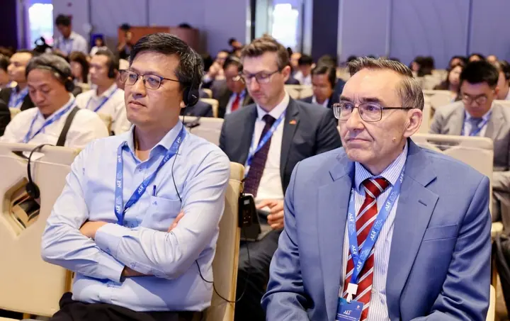 Các đại biểu chăm chú lắng nghe. (Ảnh: Hùng Triều)